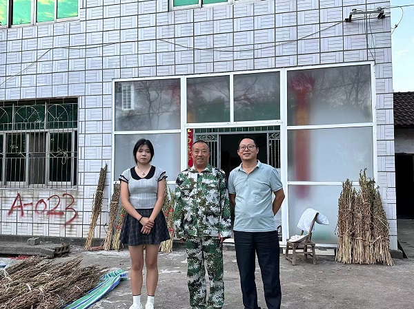 家访报道照片.jpg